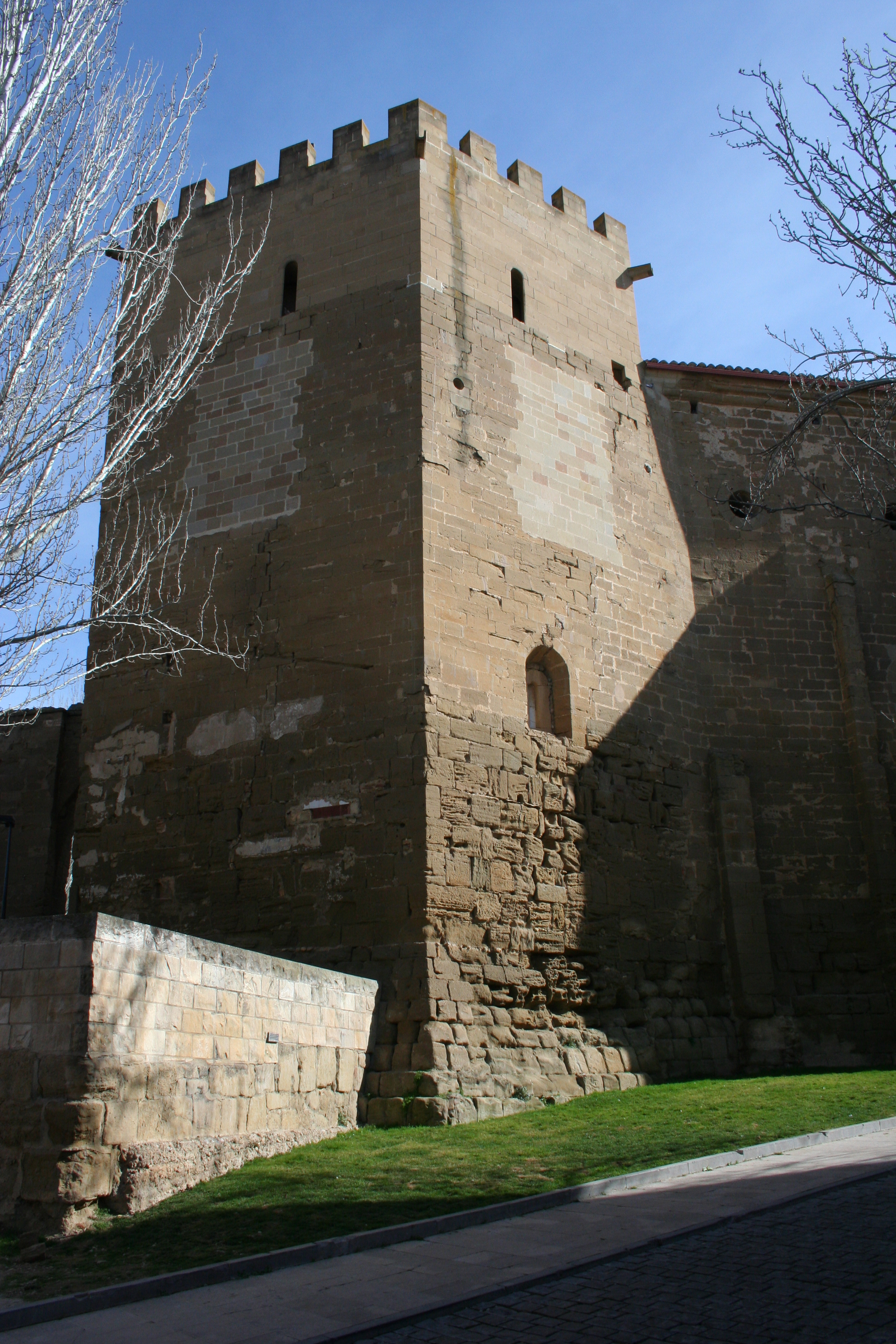 Vista exterior del Torreón correspondiente con la Sala de Dª Petronila y la Sala de la Campana. © Foto Museo de Huesca.