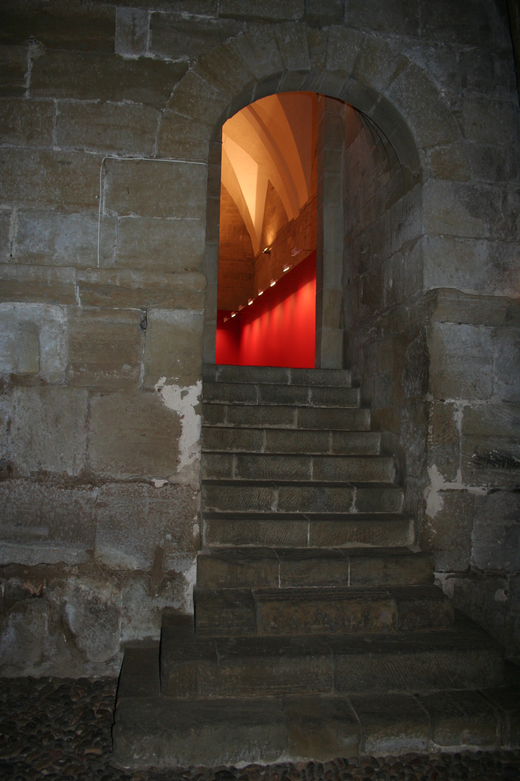 Escaleras de acceso a la Sala de la Campana desde el Salón del Trono. © Foto Museo de Huesca.