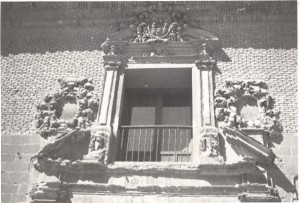 Detalle de la portada de acceso al Museo de Huesca en su nueva sede a partir de 1967. © Archivo fotográfico Museo de Huesca.