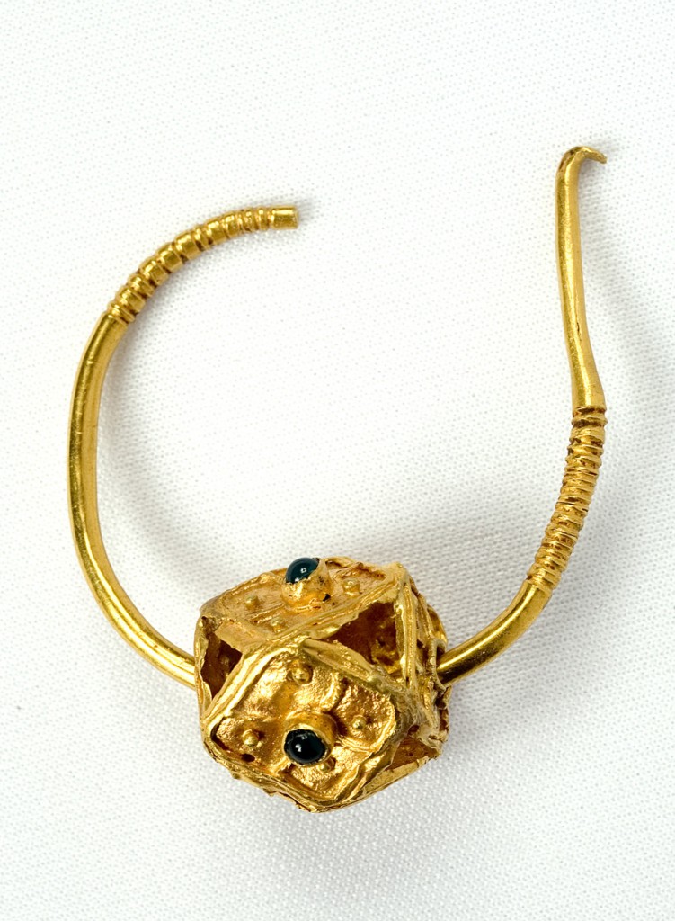 Pendiente. Oro. Visigodo. 500-650. Fuentes de Aquillán (Ibieca, Huesca). NIG. 07186. © Foto Fernando Alvira. Museo de Huesca.
