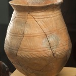 Vaso. Cerámica. Bronce reciente. Yacimiento de Vincamet. (Fraga, Huesca). NIG. 08234. © Foto Fernando Alvira. Museo de Huesca.