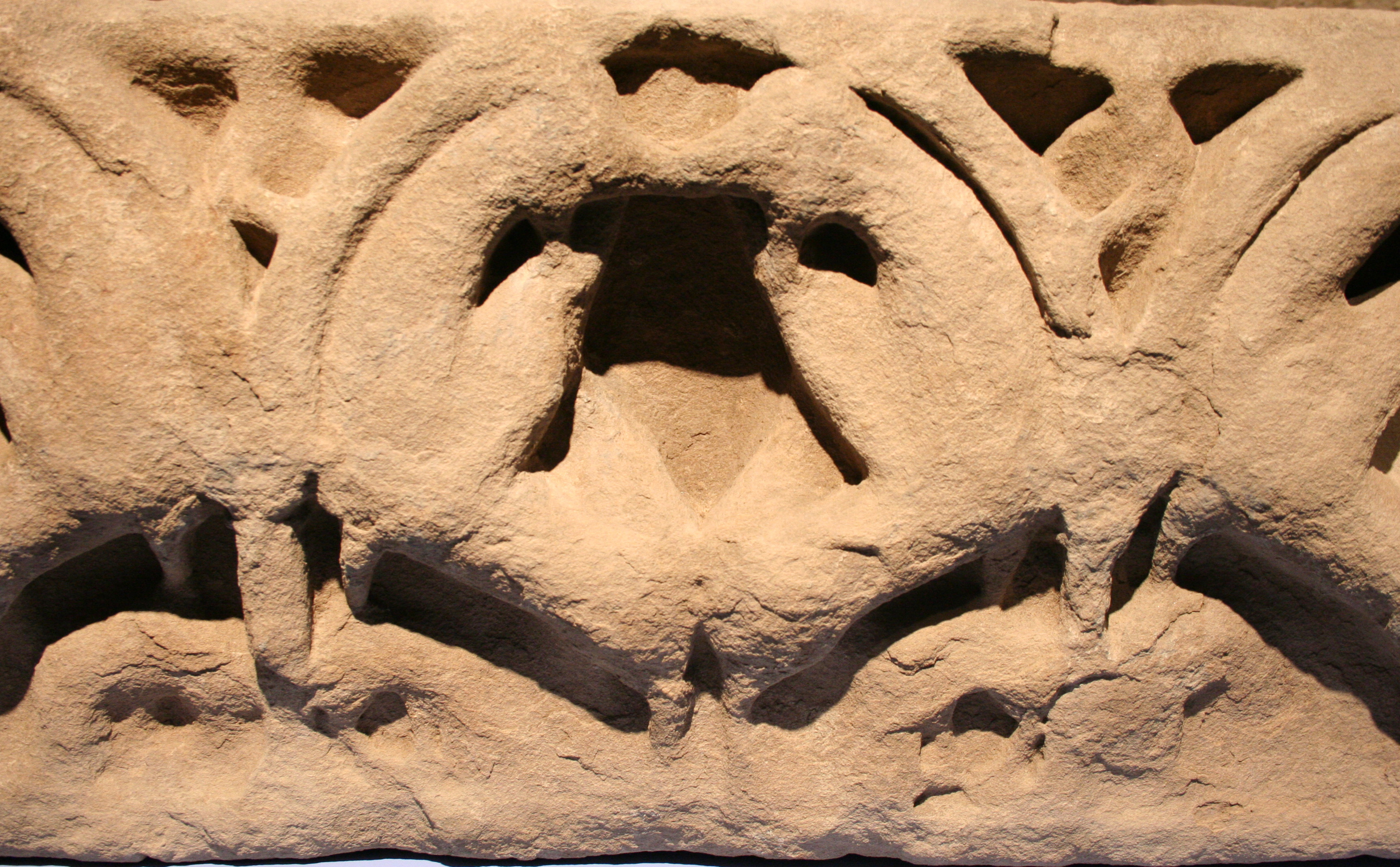 Detalle del sarcófago de Infanta. Panteón del Monasterio de Santa Cruz de la Serós. s. XII. @Foto Museo de Huesca.