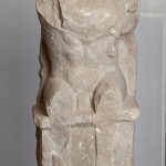 Escultura sedente masculina. Piedra arenisca. Cultura ibérica. Els Castellassos (Albelda, Huesca). NIG.07043. © Foto Fernando Alvira. Museo de Huesca.