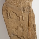 Estela. Arenisca. Cultura ibérica. 150 a.E.-100 d.C. La Vispesa (Tamarite de Litera, Huesca). NIG.03692. © Foto Fernando Alvira. Museo de Huesca.