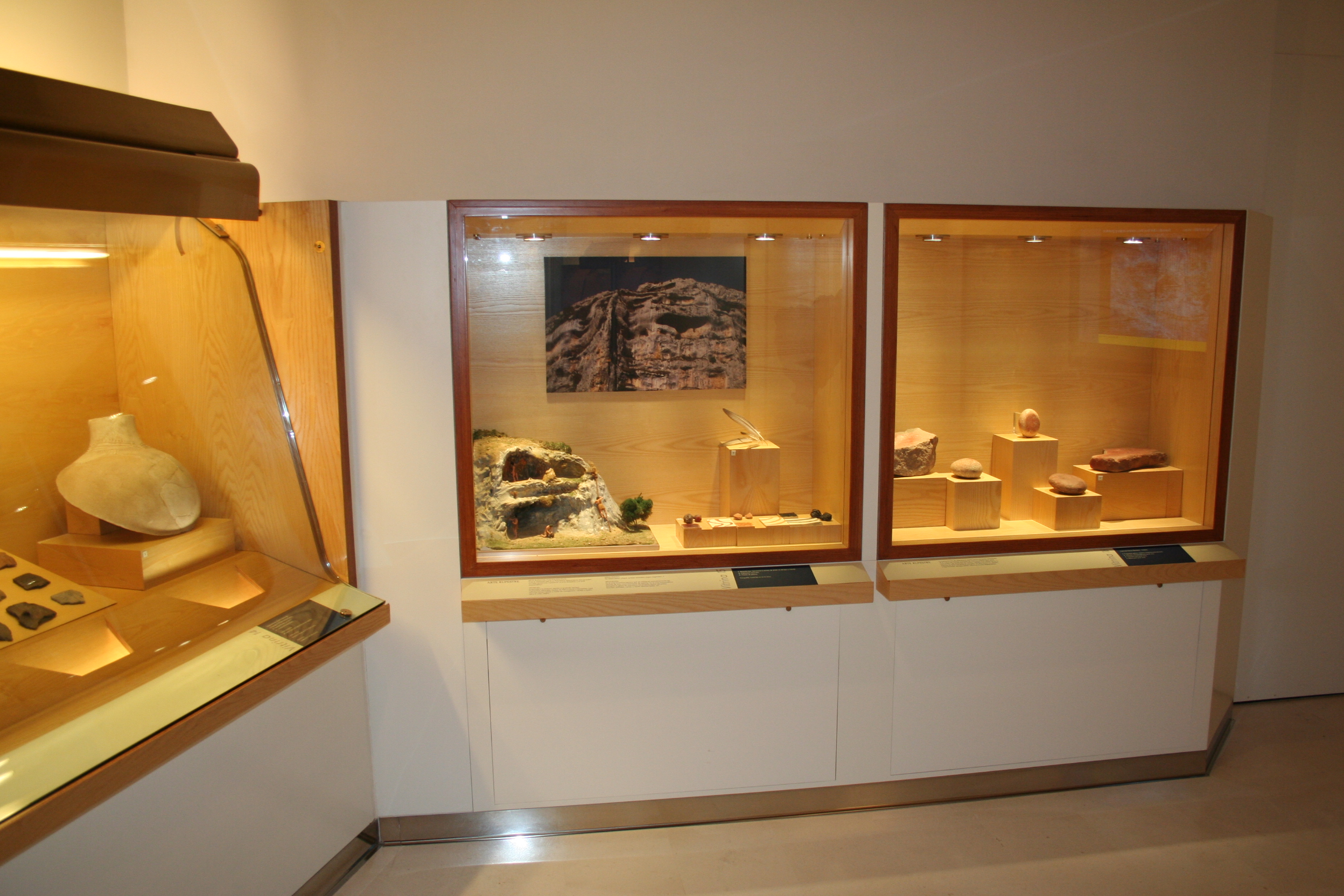 Museo de Huesca. Sala 1, vitrinas dedicadas al arte rupestre. (Fot. MdH)