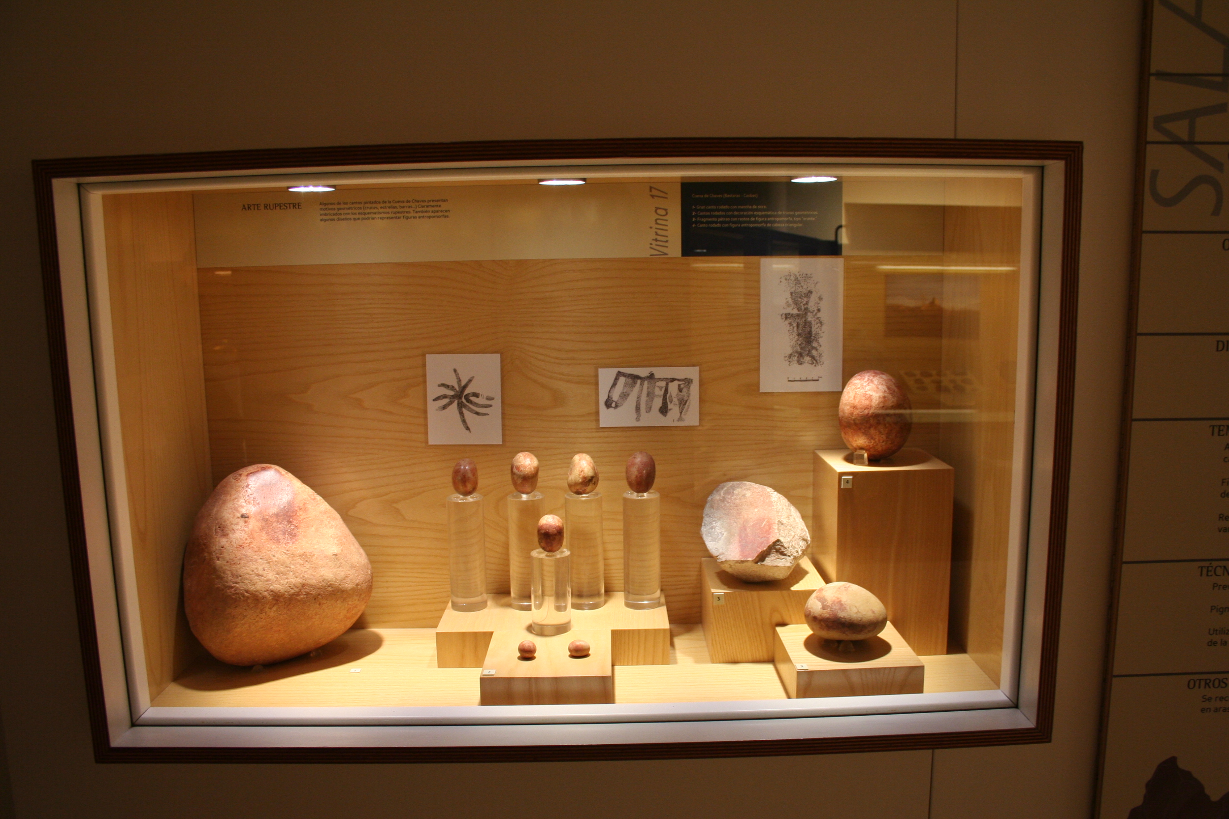 Museo de Huesca. Sala 1, vitrina 17. Cantos rodados de la cueva de Chaves. (Fot. MdH)