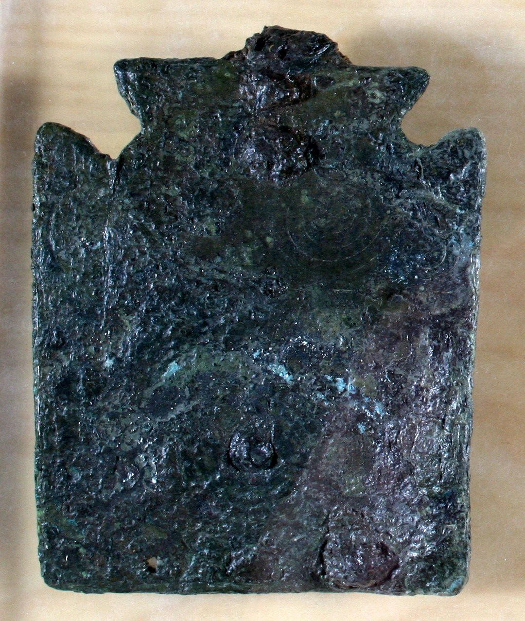 Placa de cinturón de bronce. Necrópolis Avda. Martínez de Velasco (Huesca). NIG 07785. ©Foto Fernando Alvira. Museo de Huesca.